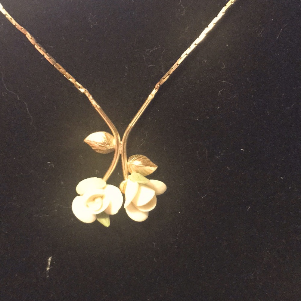 Vintage Giovanni White Rose Flowers with Gold-Toned Leaves and Stem  necklace
